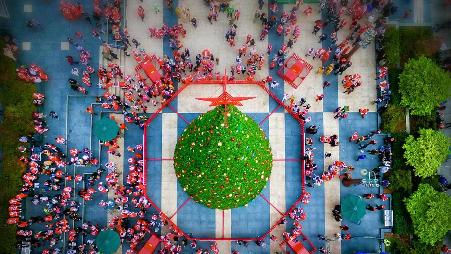 旧金山联合广场的圣诞老人大会活动，美国加利福尼亚州