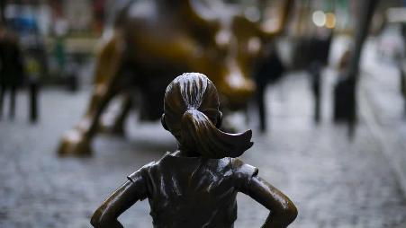 【今日国际劳动妇女节】克里斯汀·维斯巴尔创作的《无畏女孩》雕像，美国纽约