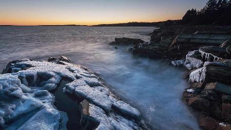 黄昏时分，厚重的冰块紧贴着新斯科舍省的大西洋海岸，加拿大