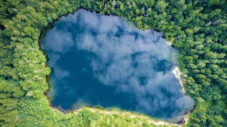 萨尔茨堡附近的阿尔卑斯山内的Eibensee湖，奥地利