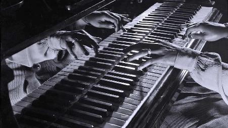 1943年在纽约举行的爵士即兴演出中爵士乐钢琴家玛丽·卢·威廉斯的手部特写