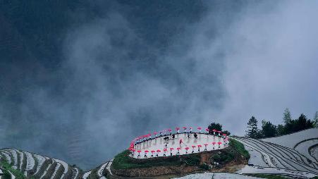 【今日谷雨】平安村种植节期间龙胜梯田的忙碌景象（© gary76973/Getty Images）