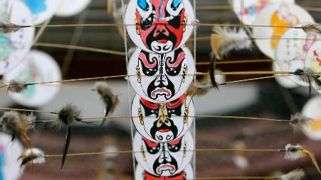 【今日清明节】“京剧脸谱风筝”，中国潍坊（© Li Yangang / TAO Images Limited / Alamy Stock Photo）