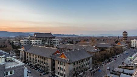 【北京大学120周年校庆】中国最有声望的学府之一北京大学日落时的鸟瞰图（© Dong Wenjie/Getty Images）