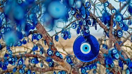 格雷梅国家公园里挂在树上装饰的邪眼护身符，土耳其卡帕多西亚