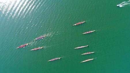 【今日端午节】参加襄阳龙舟大赛的12只龙舟，中国湖北省襄阳市（© VCG/Getty Images）