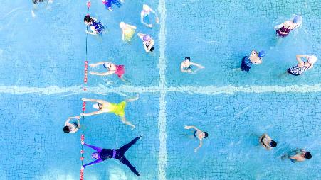 【六一儿童节】孩子们在泳池嬉戏，中国九江（© Visual China Group/Getty）