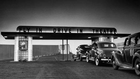 抵达沃尔镇Fly-in Drive-in剧场的观众，美国新泽西州