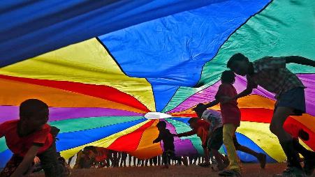 【今日国际友谊日】在降落伞下玩耍的孩子们，印度加尔各答