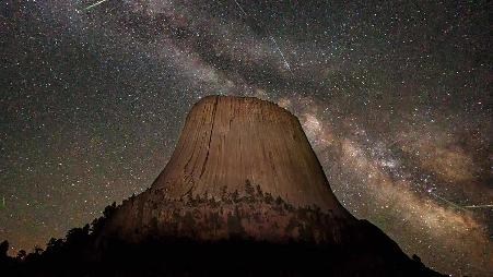 魔鬼塔国家纪念区上空的宝瓶座流星雨，美国怀俄明州