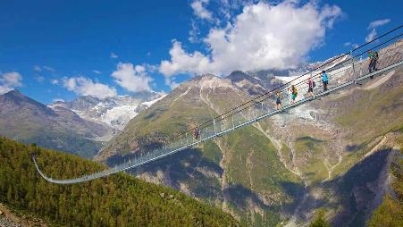 兰达镇附近的查尔斯库纳步行吊桥，瑞士