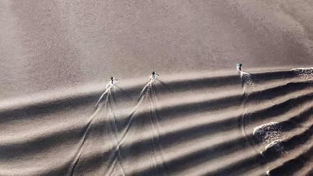 滑行在坦纳根海湾涌浪中的桨板冲浪运动，阿拉斯加州库克湾