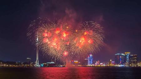 【今日七夕】红色的心形烟火，中国澳门（© coolbiere photograph/Getty Images）