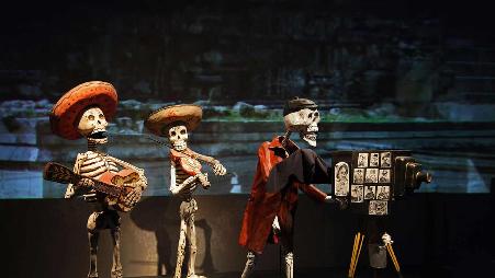 荒诞与快乐结合，人骨狂欢。一场没有眼泪的死亡庆典