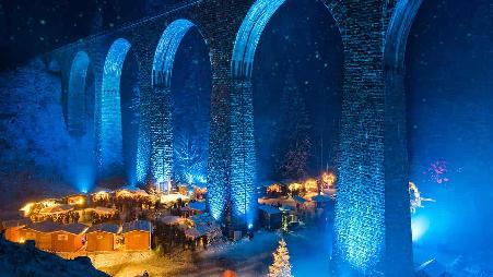 峡谷中的璀璨灯火，地球上的裂痕。穿越峡谷去寻找新的自己