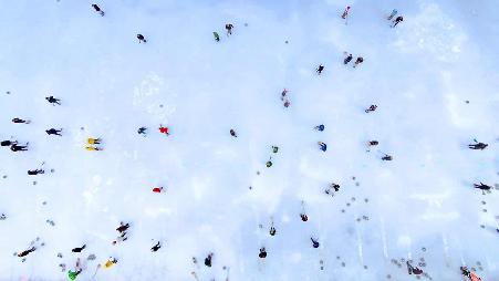 冰上的“棋子”，“小众”而精彩的冰上运动。慢悠悠的比赛却哪儿都是戏