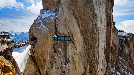 惊险的挑战，步步惊心！让人腿软的刺激玩法。敢不敢试试？