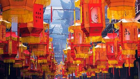 张灯结彩闹元宵，元宵节的我们该做什么。传统节日也玩新花样