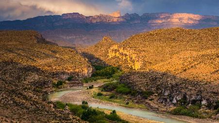 位于大本德国家公园的格兰德河和卡门山脉，得克萨斯州