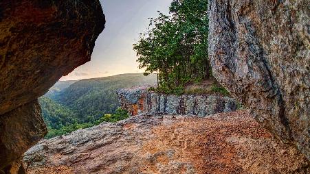 从上布法罗荒野地区的惠特克顶小道向东看，阿肯色州奥沙克国家森林