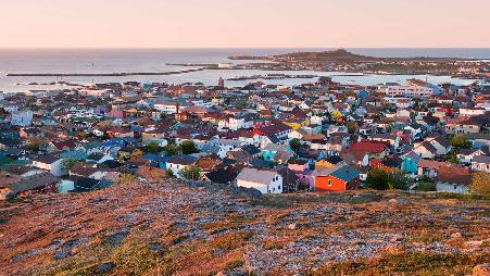 日出时分的圣皮埃尔全景，加拿大圣皮埃尔和密克隆