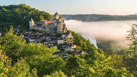 雾中的卡斯泰尔诺城堡