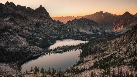 惊人的湖边的景色