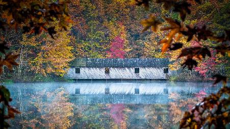 亨茨维尔附近绿色山公园中的Cambron Covered Bridge，阿拉巴马州