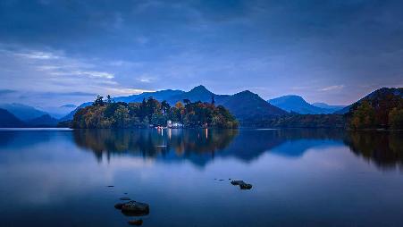 德文特湖上的德文特岛房屋，英国坎布里亚郡湖区国家公园