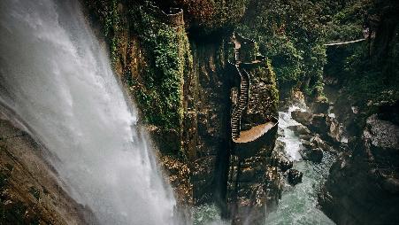 在通往瀑布的路上