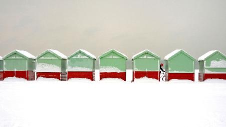 布莱顿-霍夫被雪覆盖的海滩小屋，英国