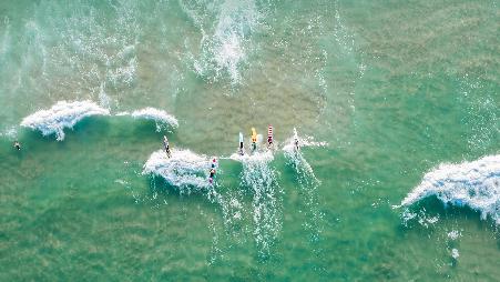 冲浪在上，在下