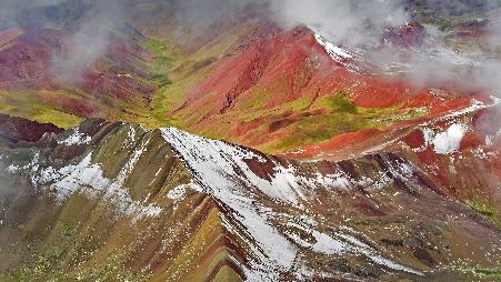 被白雪覆盖的彩虹山，秘鲁