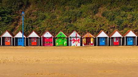 圣诞主题的海滩小屋，英国伯恩茅斯