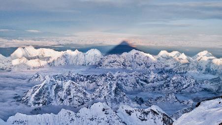 喜马拉雅山上珠穆朗玛峰的阴影