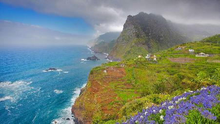 蓬塔德尔加达附近的海岸，葡萄牙