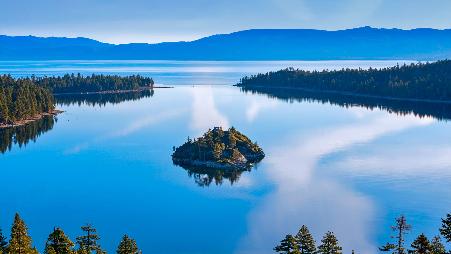 这座岛海拔超过一英里