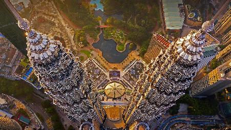 一双高耸入云的摩天大楼