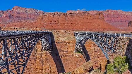 横跨峡谷裂缝的两座桥