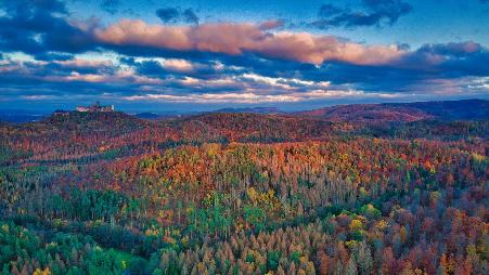 等等，这山上得有座城堡！