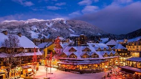 灯光点亮了悠闲的小镇