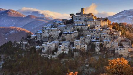 历史悠久的山顶村庄