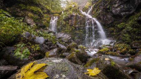 穿过群山的蜿蜒小路