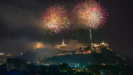 帕那空奇里上空的烟花，碧武里府,泰国