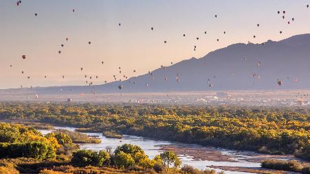 乘着热气球向上飞