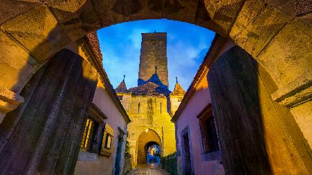 高耸入云的历史建筑