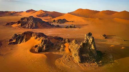 沙丘日和沙漠烟霞