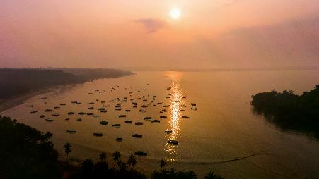 可可海滩上的渔船，果阿邦，印度