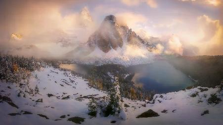 山峰从云层中探出头来