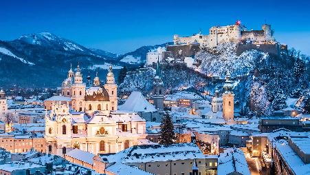 闪烁的街道和冰峰